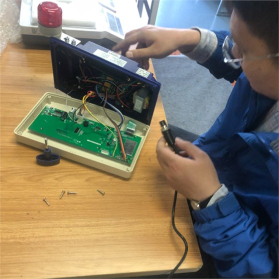 刘工正在维修